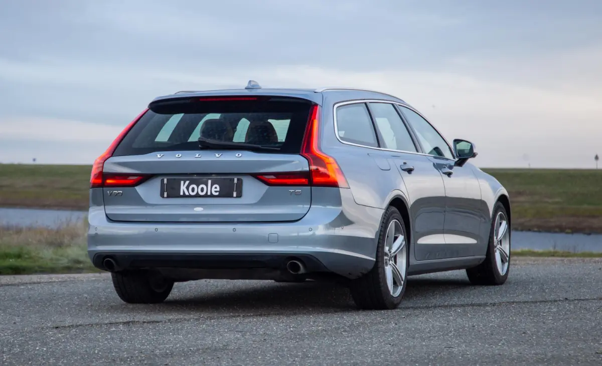 2.0 T5 Momentum LEER / CARPLAY / ADAPTIVE CRUISE  / STOELVERWAMING / NAVI