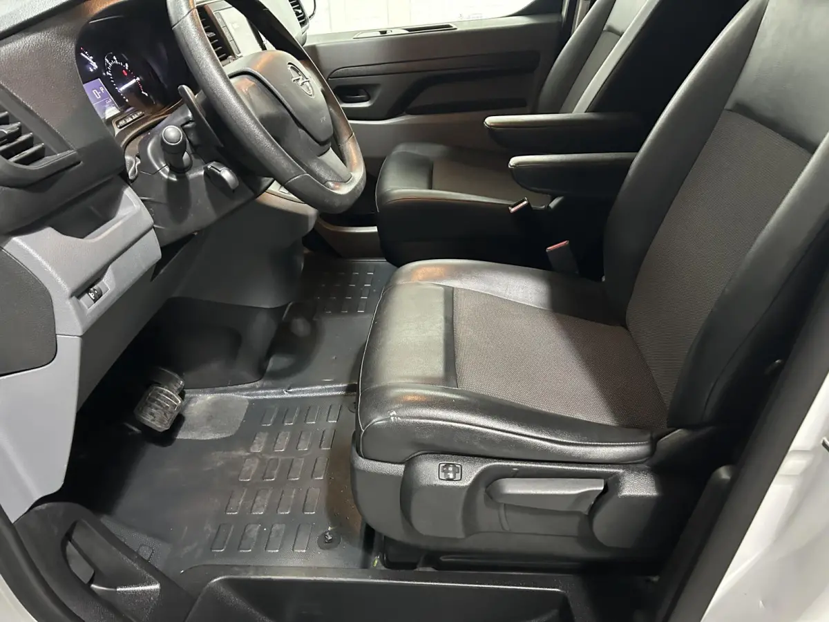 2.0 CDTI 122 pk L3H1 Automaat Airco, Cruise Dodehoek Assist, Laadruimte Pakket, PDC V+A, 2-Zits