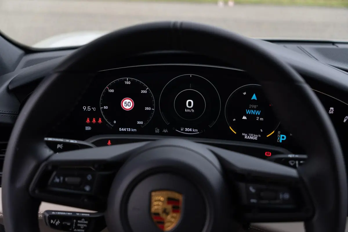 4 93 kWh Performance|Krijt|1 Eig.|Org NL NAP|BTW|Chrono|HUD|Panoramadak|LED|PSCB|OffroadDesign|Bose|Luchtvering|Fietsendrager|Full Option|Dealer Onderhouden