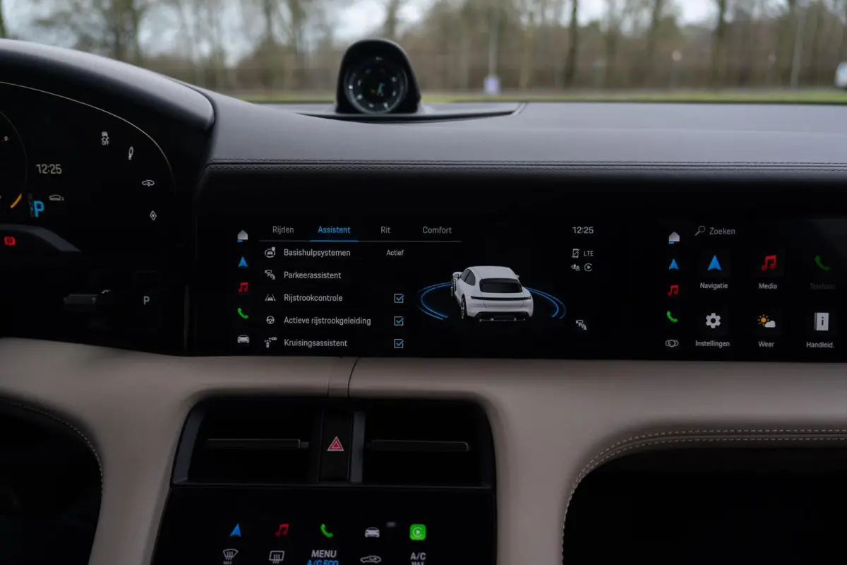 4 93 kWh Performance|Krijt|1 Eig.|Org NL NAP|BTW|Chrono|HUD|Panoramadak|LED|PSCB|OffroadDesign|Bose|Luchtvering|Fietsendrager|Full Option|Dealer Onderhouden