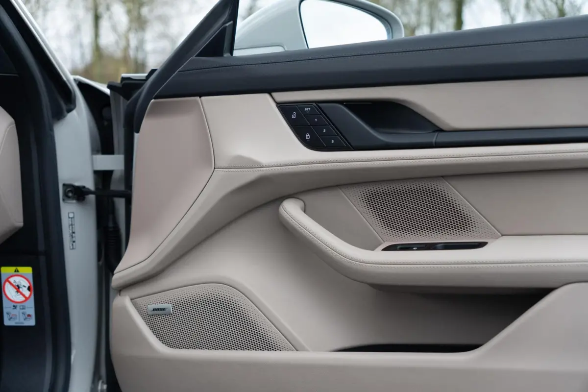 4 93 kWh Performance|Krijt|1 Eig.|Org NL NAP|BTW|Chrono|HUD|Panoramadak|LED|PSCB|OffroadDesign|Bose|Luchtvering|Fietsendrager|Full Option|Dealer Onderhouden
