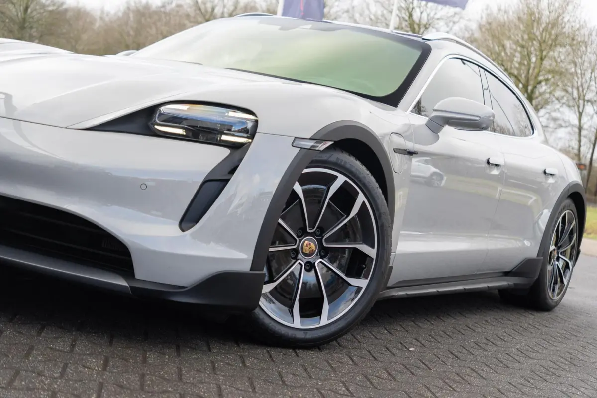 4 93 kWh Performance|Krijt|1 Eig.|Org NL NAP|BTW|Chrono|HUD|Panoramadak|LED|PSCB|OffroadDesign|Bose|Luchtvering|Fietsendrager|Full Option|Dealer Onderhouden