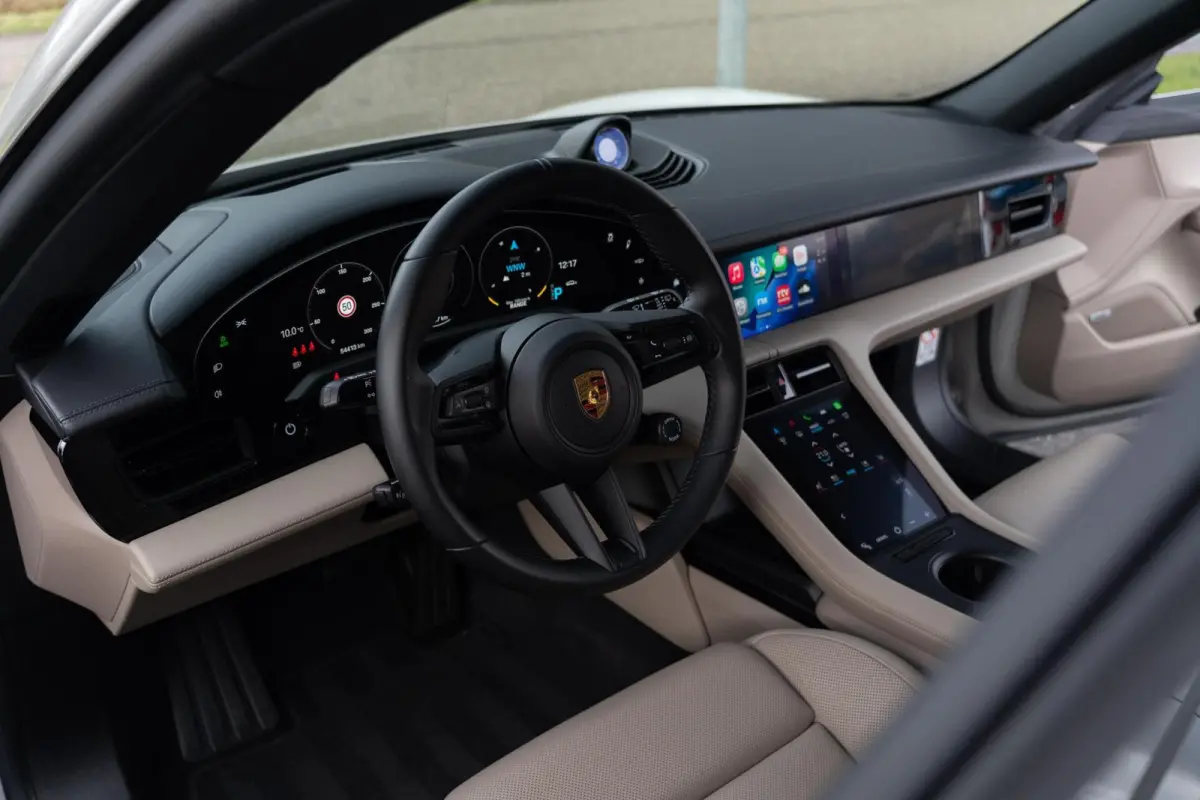 4 93 kWh Performance|Krijt|1 Eig.|Org NL NAP|BTW|Chrono|HUD|Panoramadak|LED|PSCB|OffroadDesign|Bose|Luchtvering|Fietsendrager|Full Option|Dealer Onderhouden