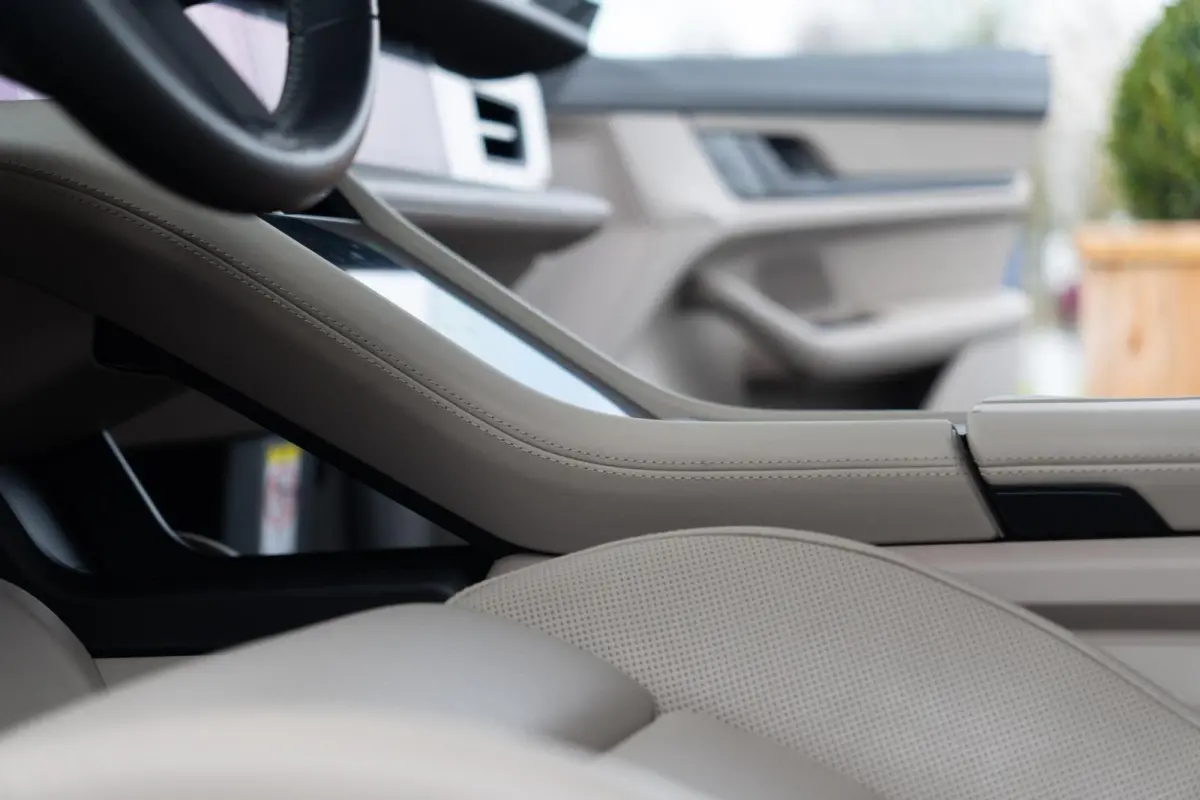 4 93 kWh Performance|Krijt|1 Eig.|Org NL NAP|BTW|Chrono|HUD|Panoramadak|LED|PSCB|OffroadDesign|Bose|Luchtvering|Fietsendrager|Full Option|Dealer Onderhouden