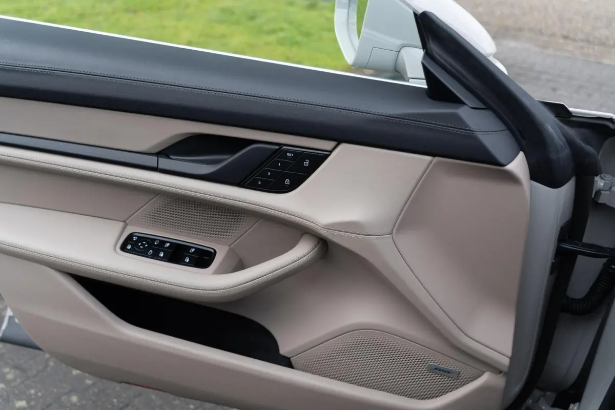 4 93 kWh Performance|Krijt|1 Eig.|Org NL NAP|BTW|Chrono|HUD|Panoramadak|LED|PSCB|OffroadDesign|Bose|Luchtvering|Fietsendrager|Full Option|Dealer Onderhouden
