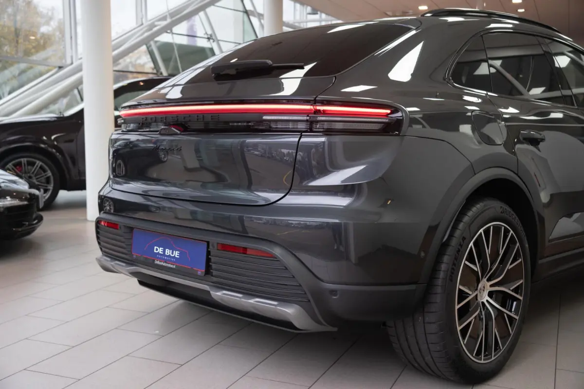 4 E 100 kWh|1 Eig.|Org NL NAP|BTW|Luchtvering|Sportchrono|BOSE|360|ClubLeder|Dealer Onderhouden