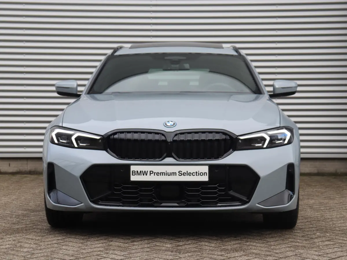 330e | M Sportpakket Pro | Panodak | Head-Up | Trekhaak | Driving Assistant Prof. | Parking Assitant Plus | Harman Kardon | Comfort Access | Elektr. Stoelen | SOH 100% | 19'' LMV