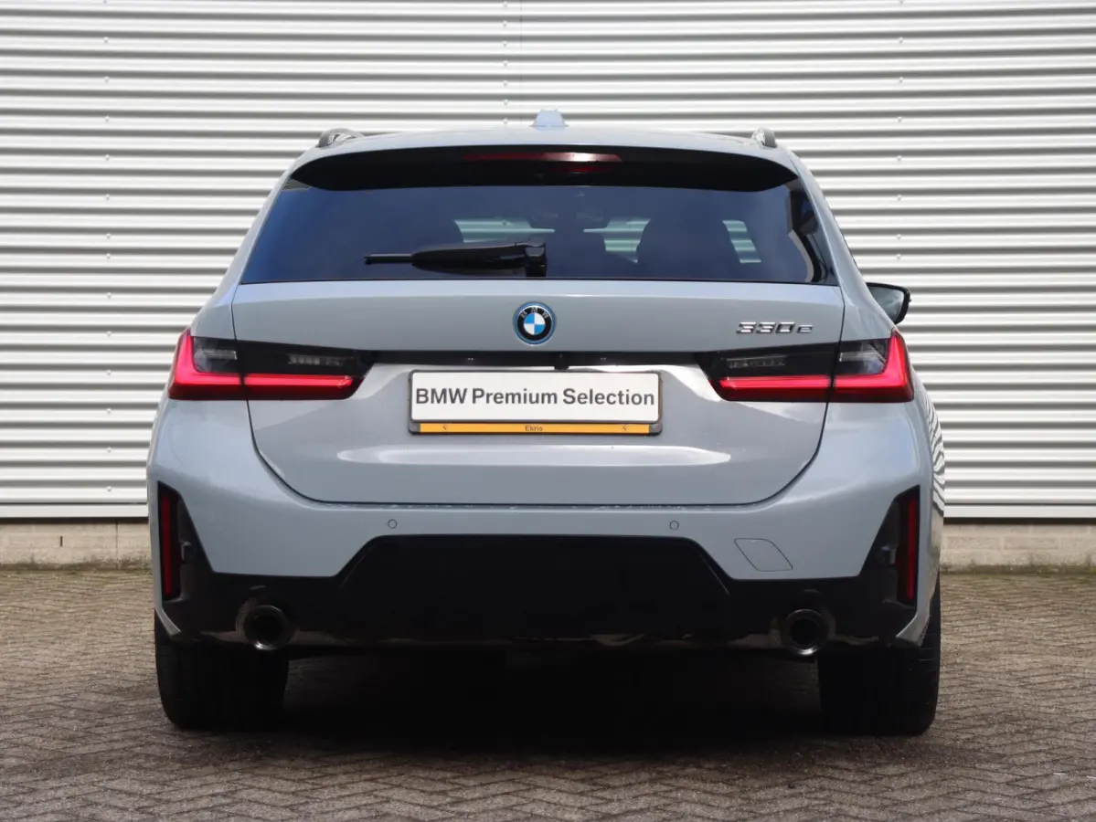 330e | M Sportpakket Pro | Panodak | Head-Up | Trekhaak | Driving Assistant Prof. | Parking Assitant Plus | Harman Kardon | Comfort Access | Elektr. Stoelen | SOH 100% | 19'' LMV