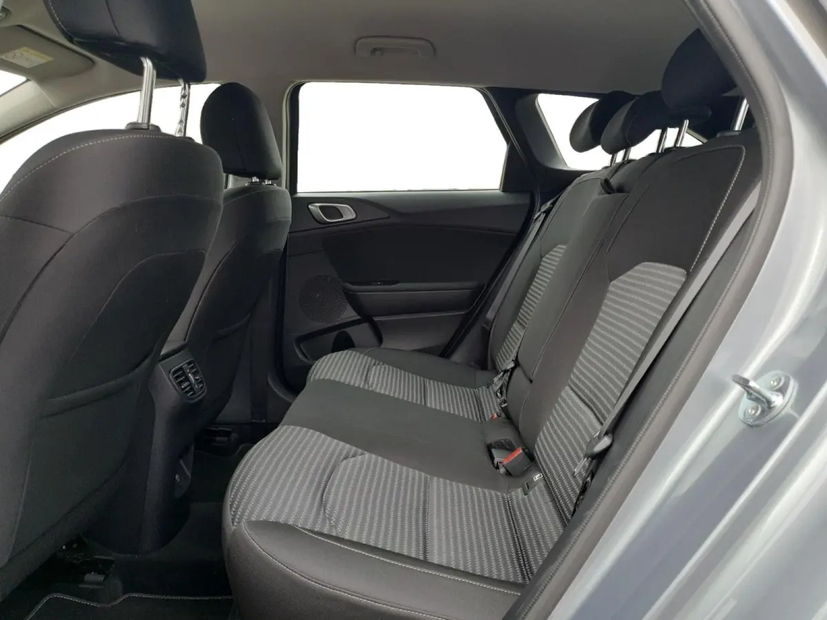 1.5 T-GDi DynamicLine | Navigatie | Camera | Apple Carplay / Android Auto | Parkeersensoren achter | Climate control |