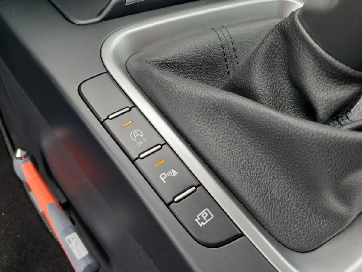 1.5 T-GDi DynamicLine | Navigatie | Camera | Apple Carplay / Android Auto | Parkeersensoren achter | Climate control |