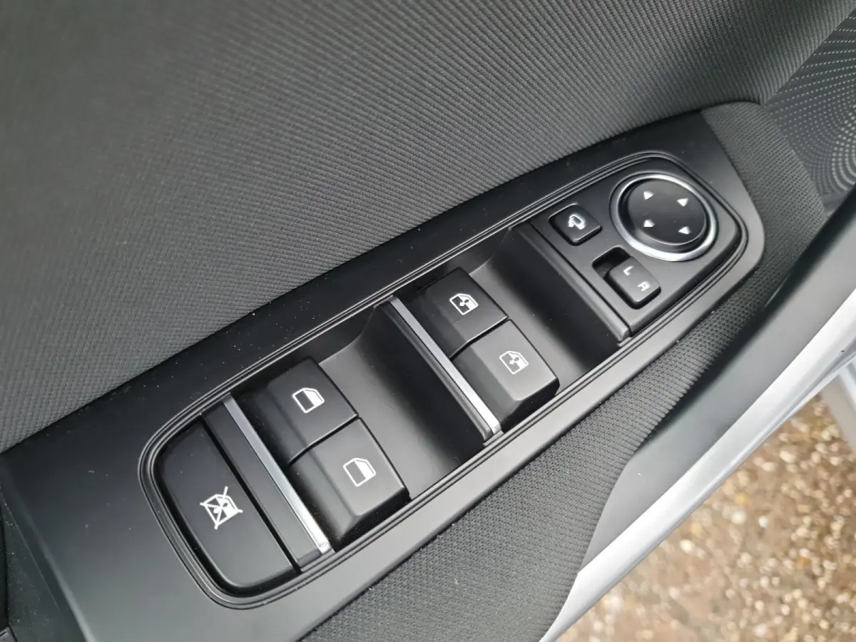 1.5 T-GDi DynamicLine | Navigatie | Camera | Apple Carplay / Android Auto | Parkeersensoren achter | Climate control |