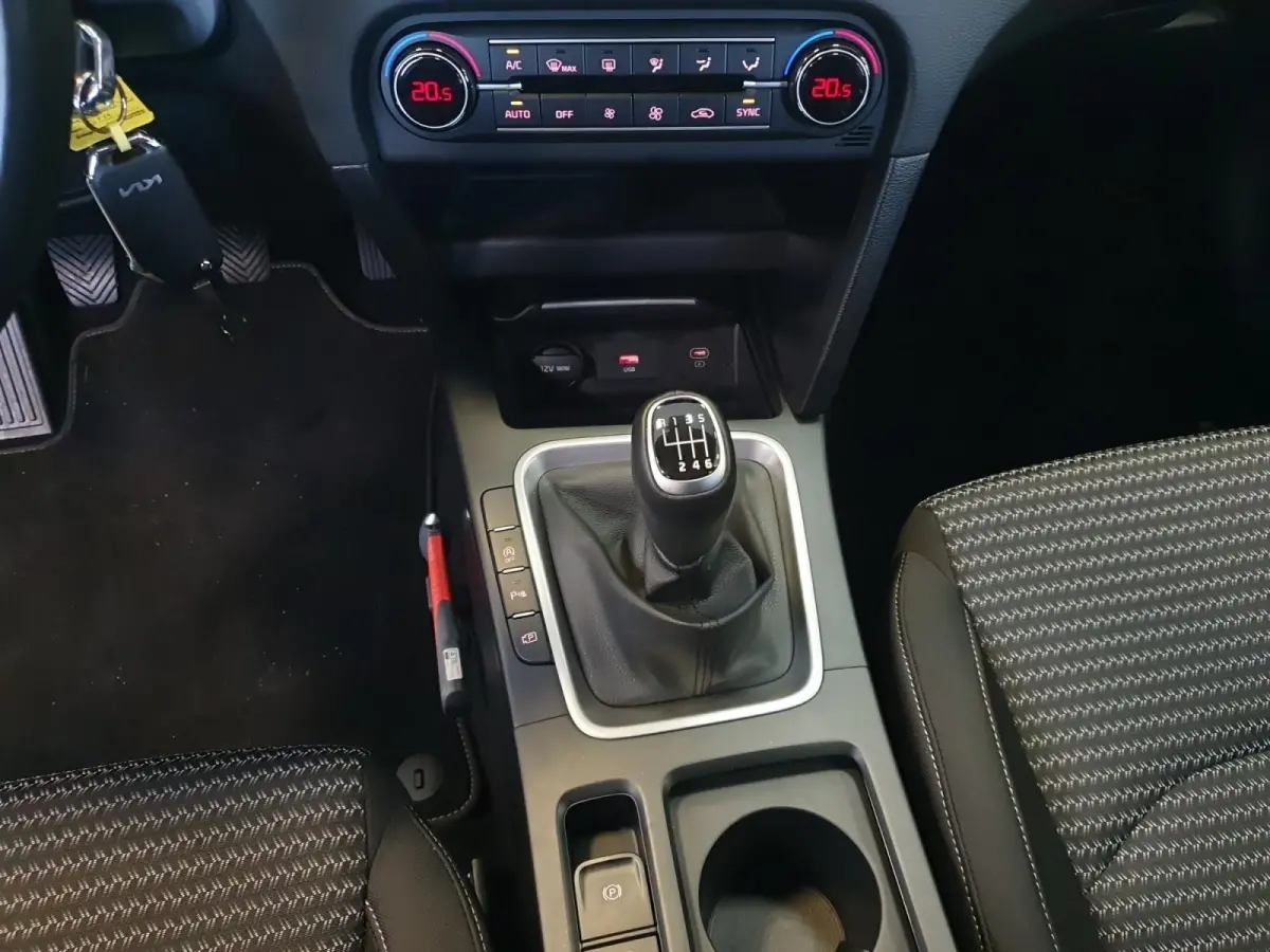1.5 T-GDi DynamicLine | Navigatie | Camera | Apple Carplay / Android Auto | Parkeersensoren achter | Climate control |