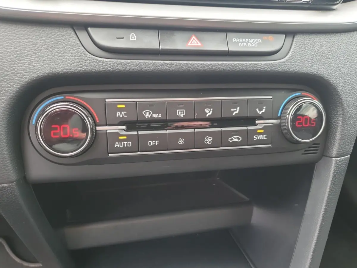 1.5 T-GDi DynamicLine | Navigatie | Camera | Apple Carplay / Android Auto | Parkeersensoren achter | Climate control |
