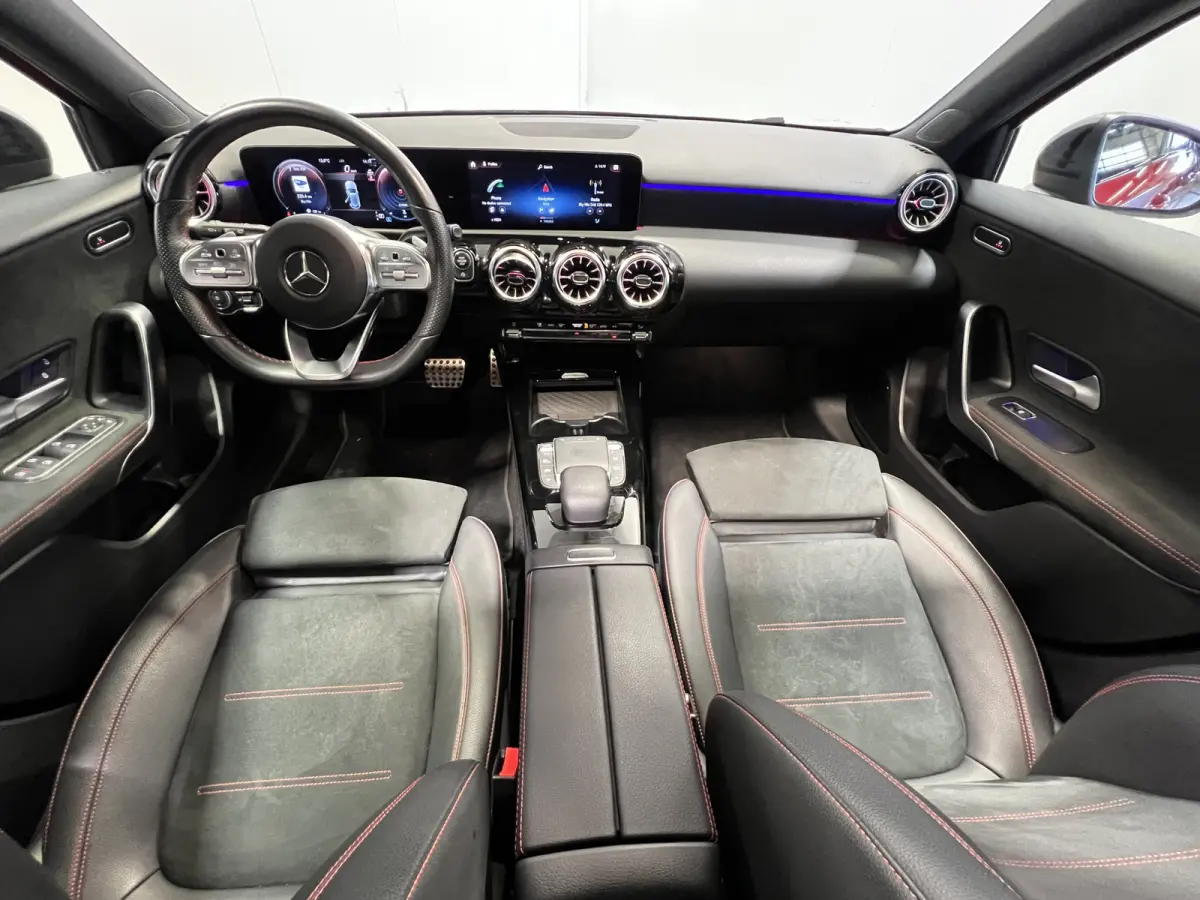 200 Premium AMG | Lederen/alcantara bekleding | Comfort stoelen | Elektrisch panoramadak | Sfeerverlichting | Stoelverwarming | Navigatie/Android/Apple Carplay | PDC V+A incl. Achteruitrijca