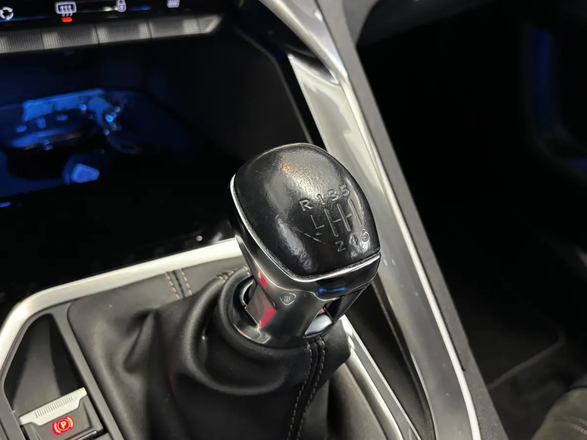 1.2 PureTech GT | Alcantara | Stoelverwarming | Navigatie | Elektrische achterklep | Dodehoekdetectie | Achteruitrijcamera |