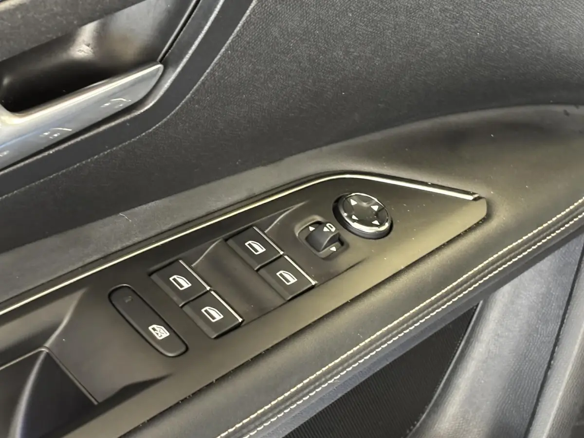 1.2 PureTech GT | Alcantara | Stoelverwarming | Navigatie | Elektrische achterklep | Dodehoekdetectie | Achteruitrijcamera |