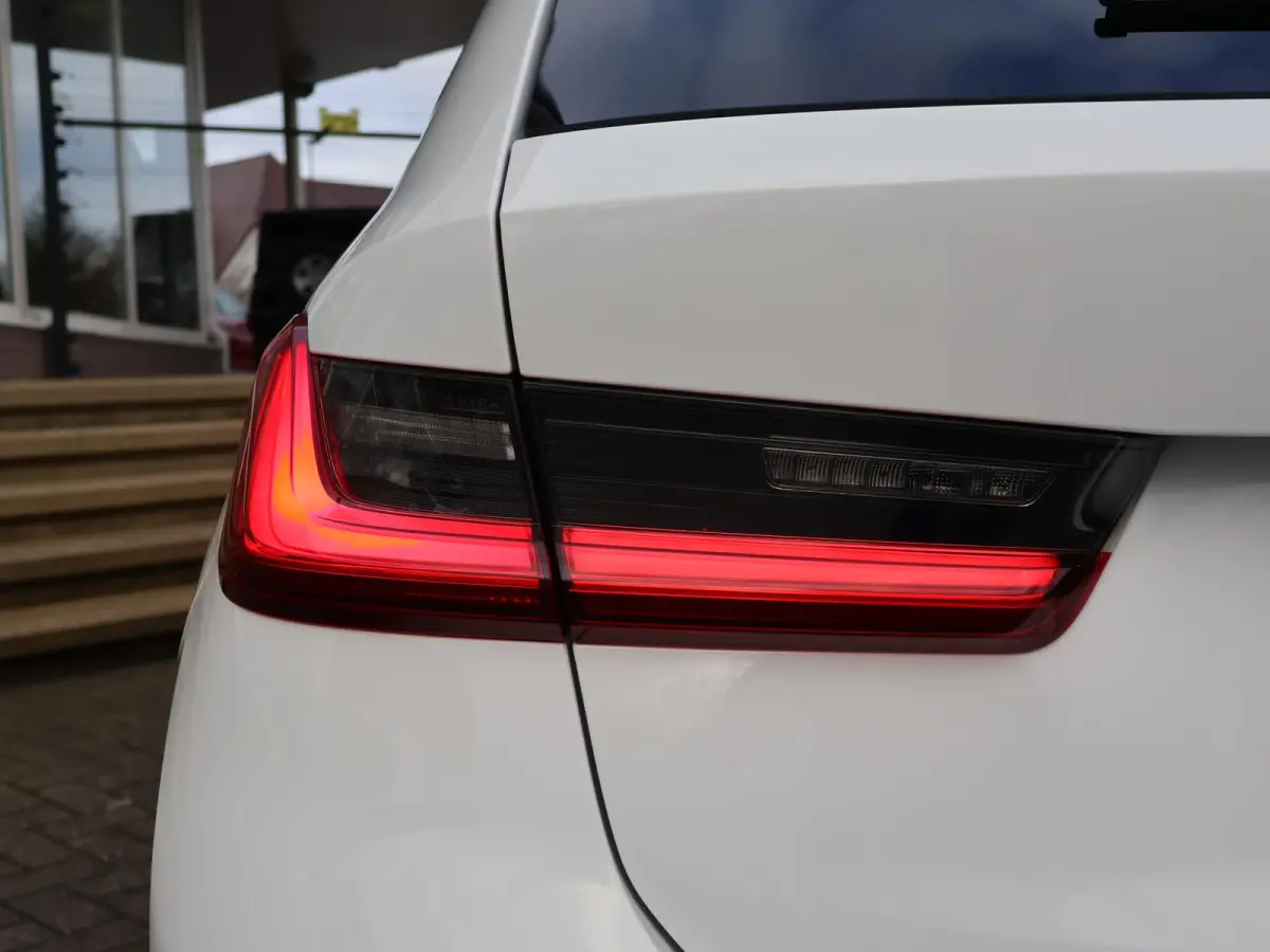 320d HIGH EXECUTIVE SPORTLINE 190 PK AUT. *ALPINWEISS* + ELEK. TREKHAAK | LASER LED | 18 INCH | STOEL/STUURWIELVERW.