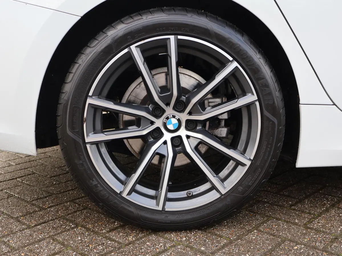 320d HIGH EXECUTIVE SPORTLINE 190 PK AUT. *ALPINWEISS* + ELEK. TREKHAAK | LASER LED | 18 INCH | STOEL/STUURWIELVERW.