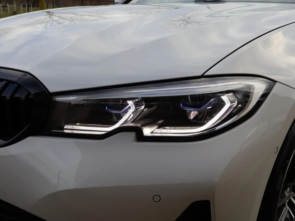 320d HIGH EXECUTIVE SPORTLINE 190 PK AUT. *ALPINWEISS* + ELEK. TREKHAAK | LASER LED | 18 INCH | STOEL/STUURWIELVERW.