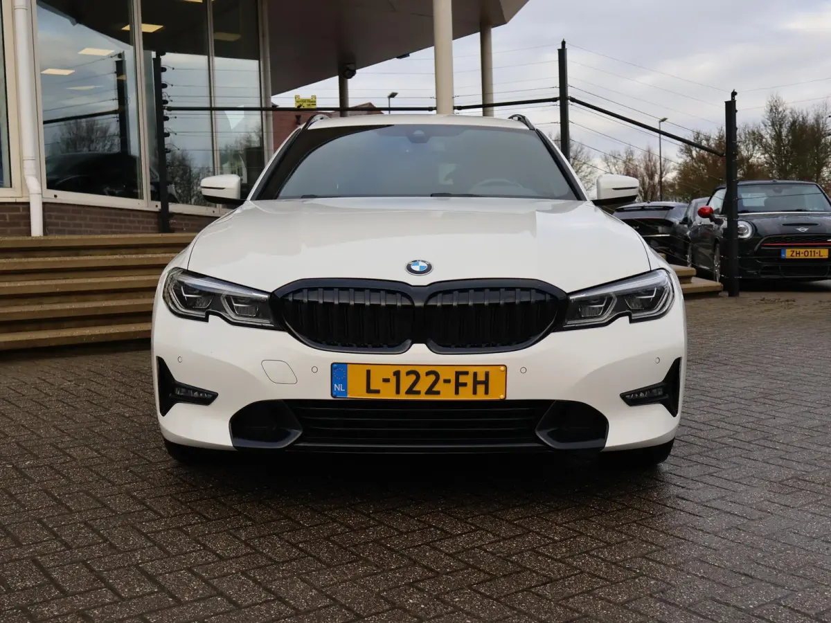 320d HIGH EXECUTIVE SPORTLINE 190 PK AUT. *ALPINWEISS* + ELEK. TREKHAAK | LASER LED | 18 INCH | STOEL/STUURWIELVERW.