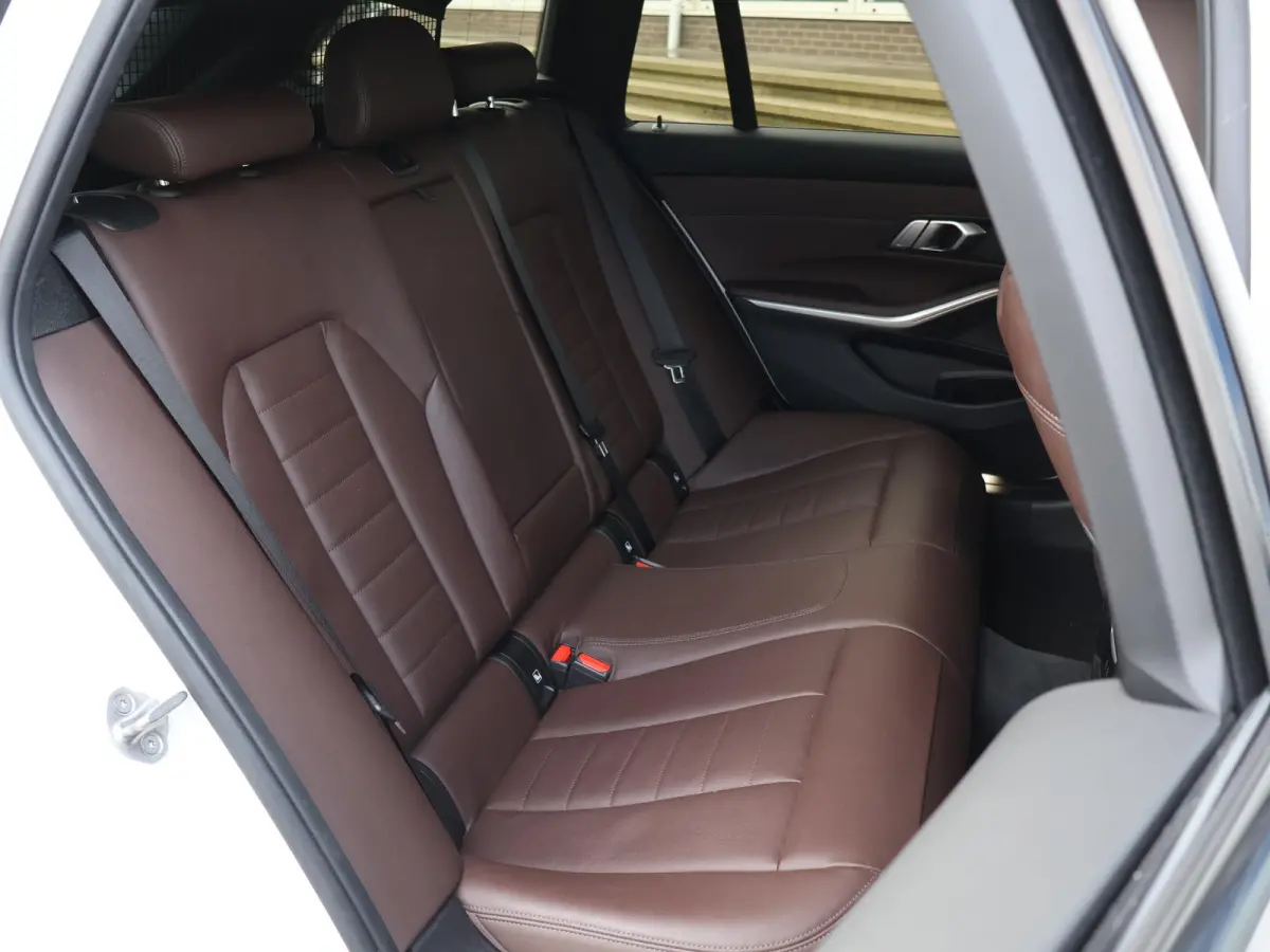 320d HIGH EXECUTIVE SPORTLINE 190 PK AUT. *ALPINWEISS* + ELEK. TREKHAAK | LASER LED | 18 INCH | STOEL/STUURWIELVERW.