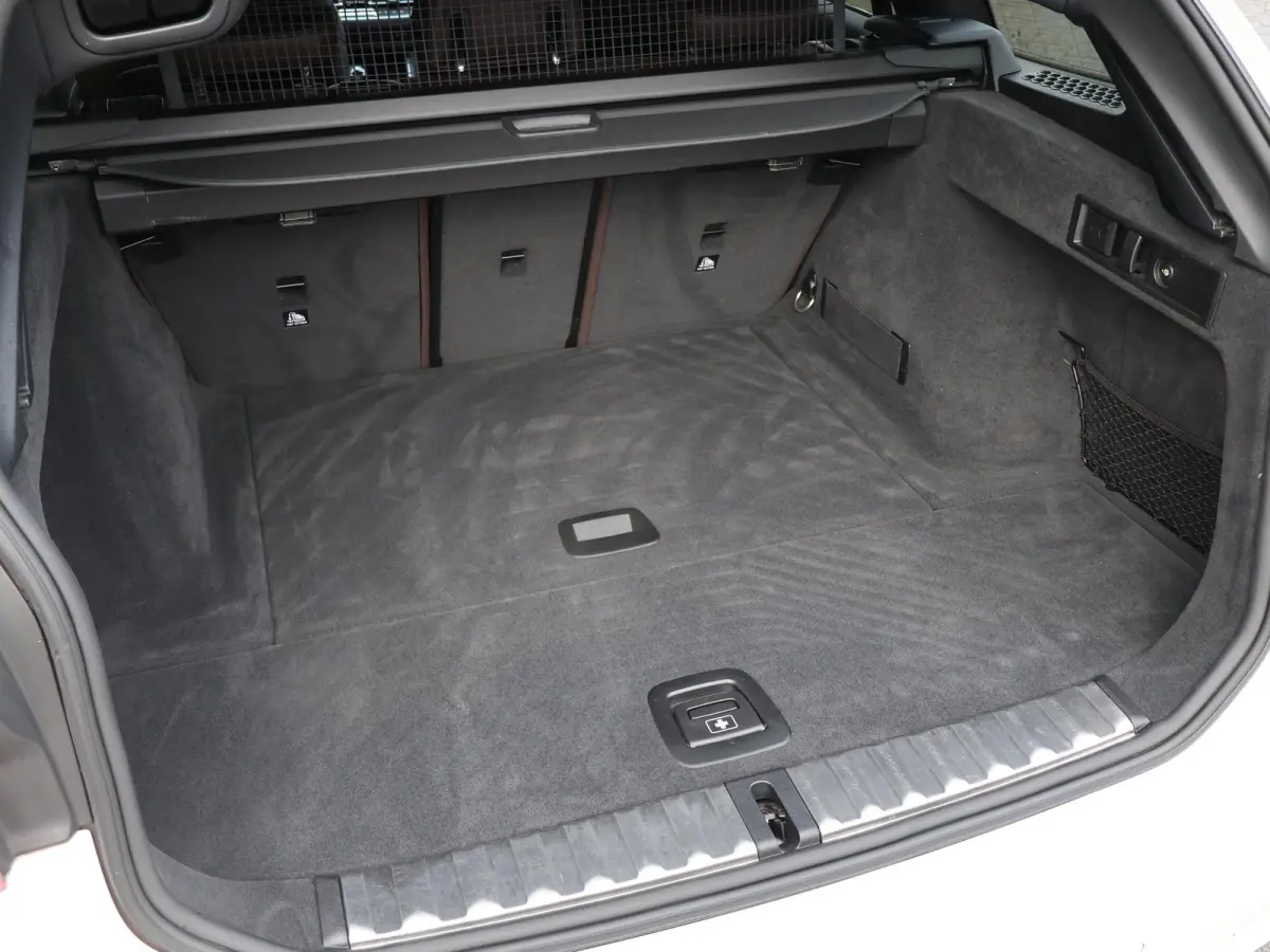 320d HIGH EXECUTIVE SPORTLINE 190 PK AUT. *ALPINWEISS* + ELEK. TREKHAAK | LASER LED | 18 INCH | STOEL/STUURWIELVERW.