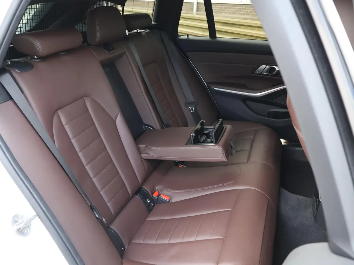 320d HIGH EXECUTIVE SPORTLINE 190 PK AUT. *ALPINWEISS* + ELEK. TREKHAAK | LASER LED | 18 INCH | STOEL/STUURWIELVERW.