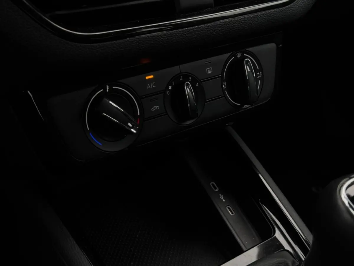 1.0 TSI Bns. Edition GARANTIE PDC SPORTVELGEN LED AIRCO