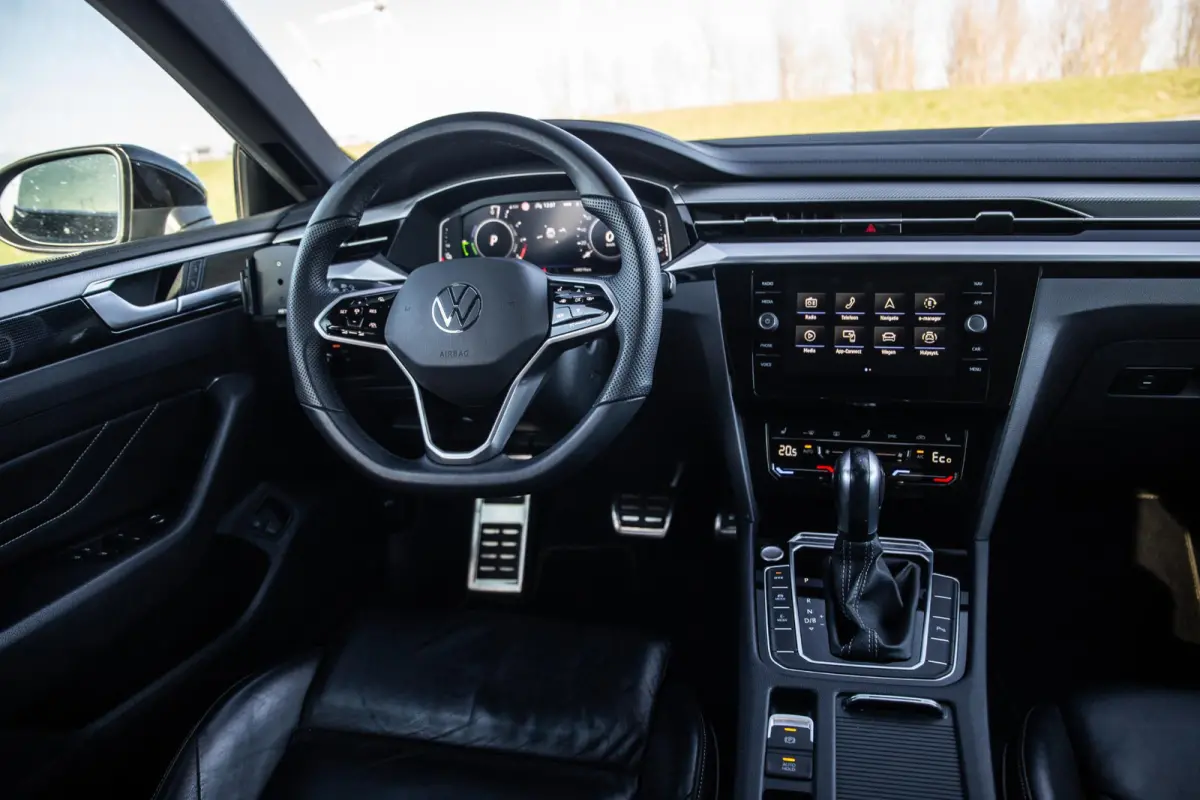 1.4 TSI eHybrid R-Line Business CARPLAY / LEER / CAMERA / MEMMORY / LED / STOELVERWARMING