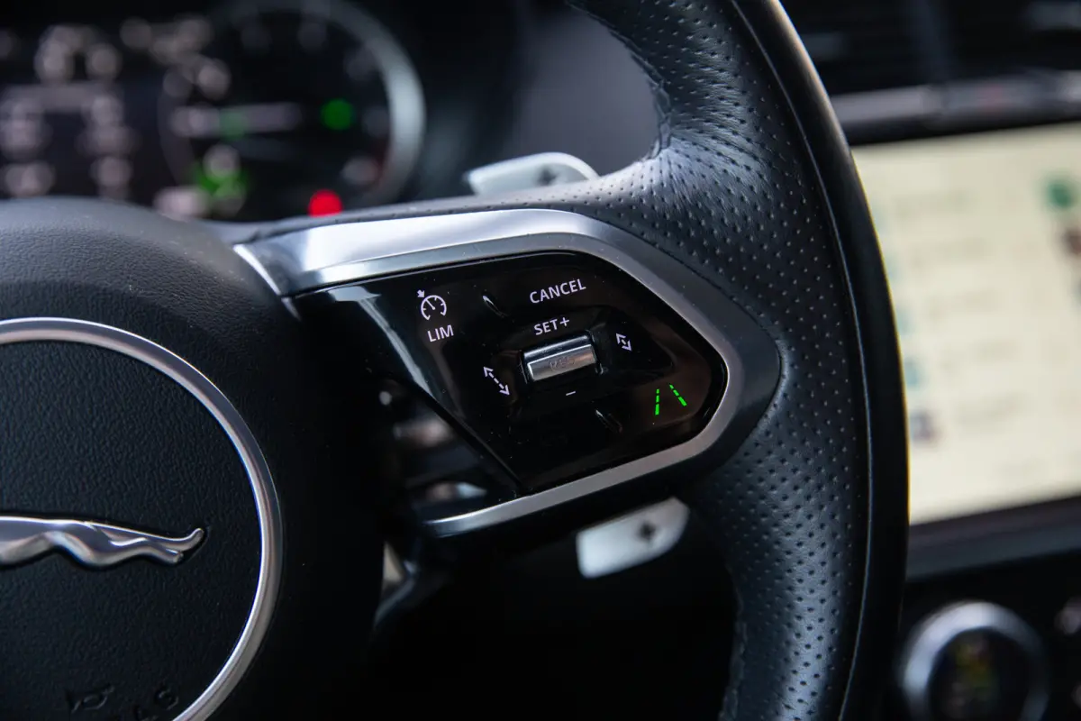 1.5 P300e AWD R-Dynamic SE , Panoramadak, Leer, Carplay, Dealer Onderhouden