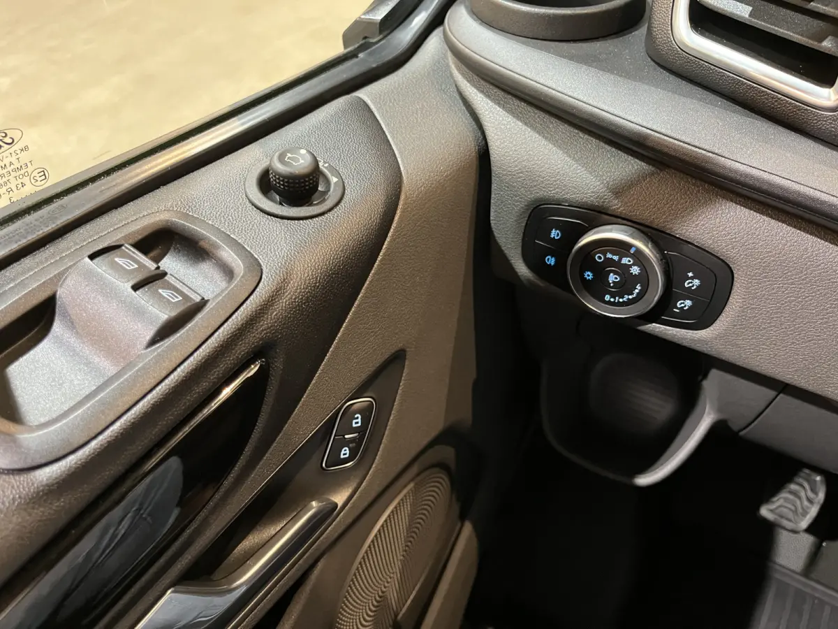 2.0 TDCI L2H1 Limited 130 PK DC 6 pers. / NAP / Euro 6 / Airco / Cruise Control / CarPlay / PDC / Navigatie / 16.200 KM !!