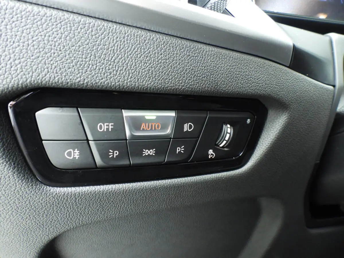 318i | M-Sportpakket | LED | Navigatie | Schuifdak | Trekhaak | Stoelverwarming | DAB | Alu 18 inch