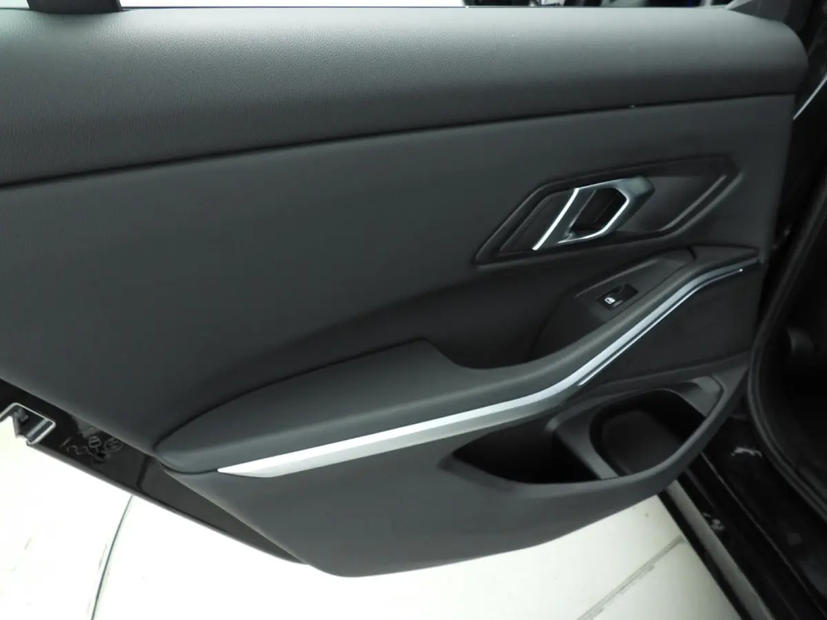 318i | M-Sportpakket | LED | Navigatie | Schuifdak | Trekhaak | Stoelverwarming | DAB | Alu 18 inch