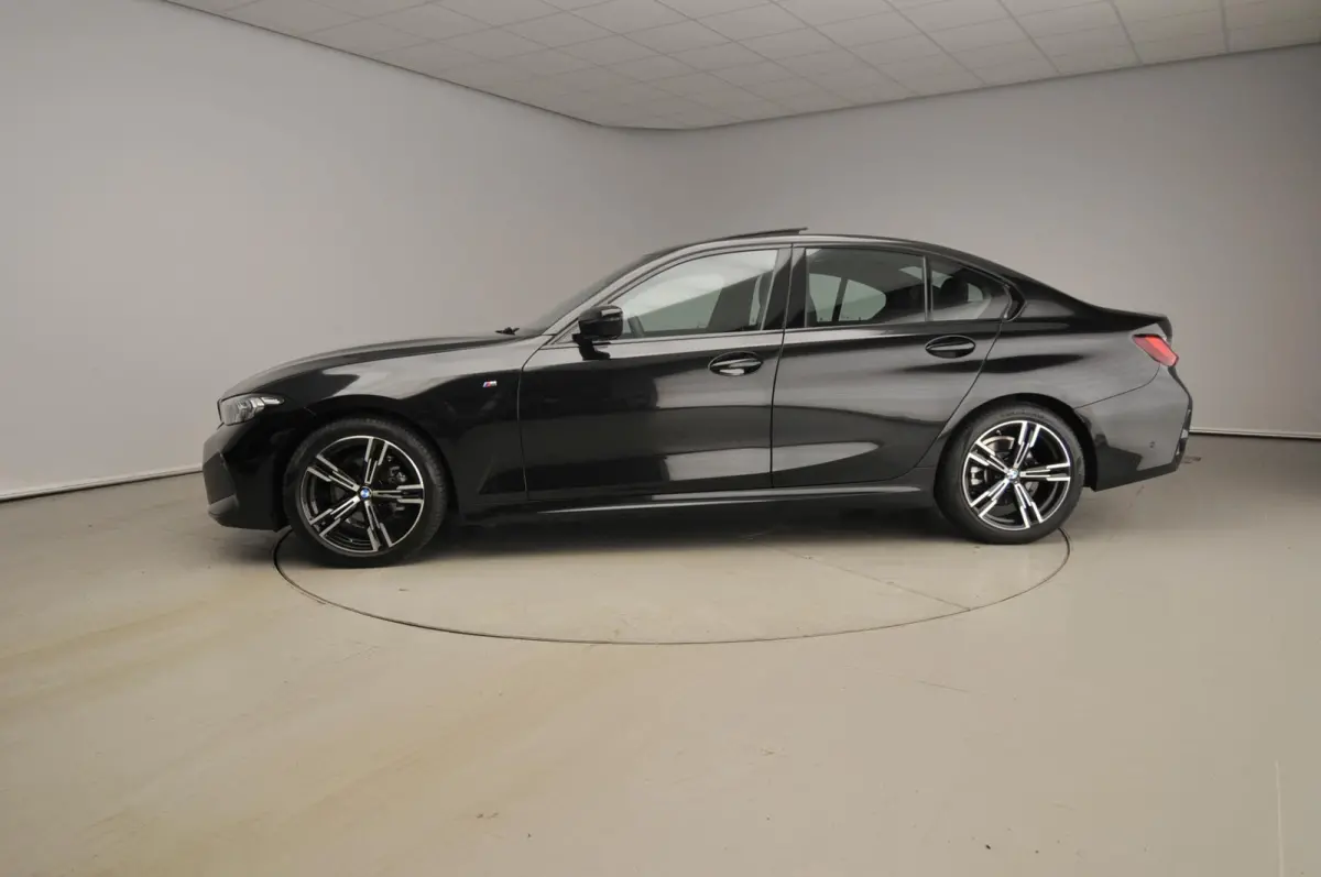 318i | M-Sportpakket | LED | Navigatie | Schuifdak | Trekhaak | Stoelverwarming | DAB | Alu 18 inch