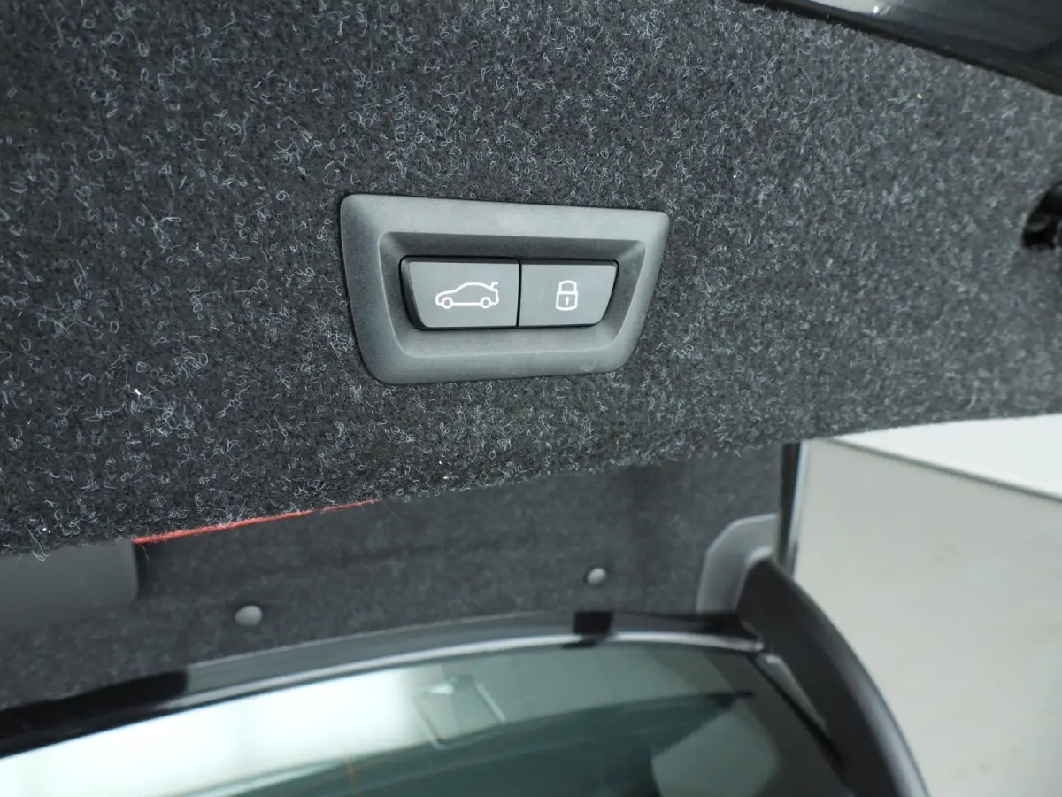 318i | M-Sportpakket | LED | Navigatie | Schuifdak | Trekhaak | Stoelverwarming | DAB | Alu 18 inch