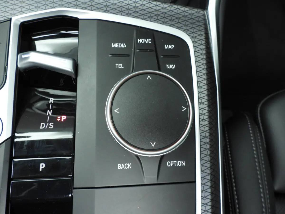 318i | M-Sportpakket | LED | Navigatie | Schuifdak | Trekhaak | Stoelverwarming | DAB | Alu 18 inch