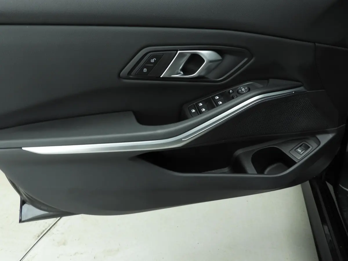 318i | M-Sportpakket | LED | Navigatie | Schuifdak | Trekhaak | Stoelverwarming | DAB | Alu 18 inch