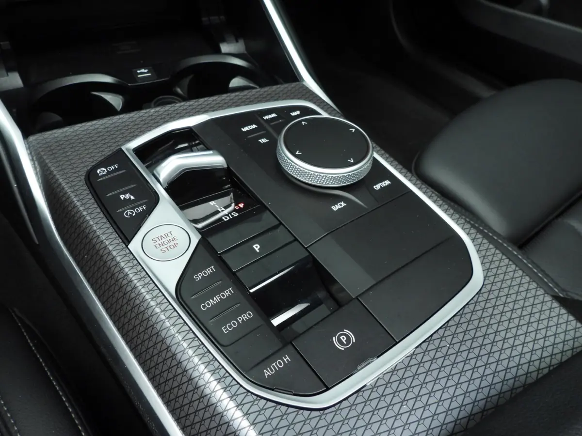 318i | M-Sportpakket | LED | Navigatie | Schuifdak | Trekhaak | Stoelverwarming | DAB | Alu 18 inch