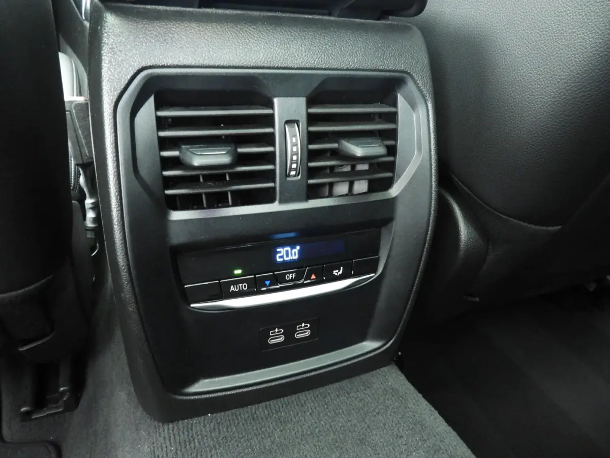 318i | M-Sportpakket | LED | Navigatie | Schuifdak | Trekhaak | Stoelverwarming | DAB | Alu 18 inch