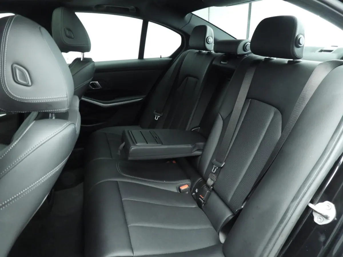 318i | M-Sportpakket | LED | Navigatie | Schuifdak | Trekhaak | Stoelverwarming | DAB | Alu 18 inch