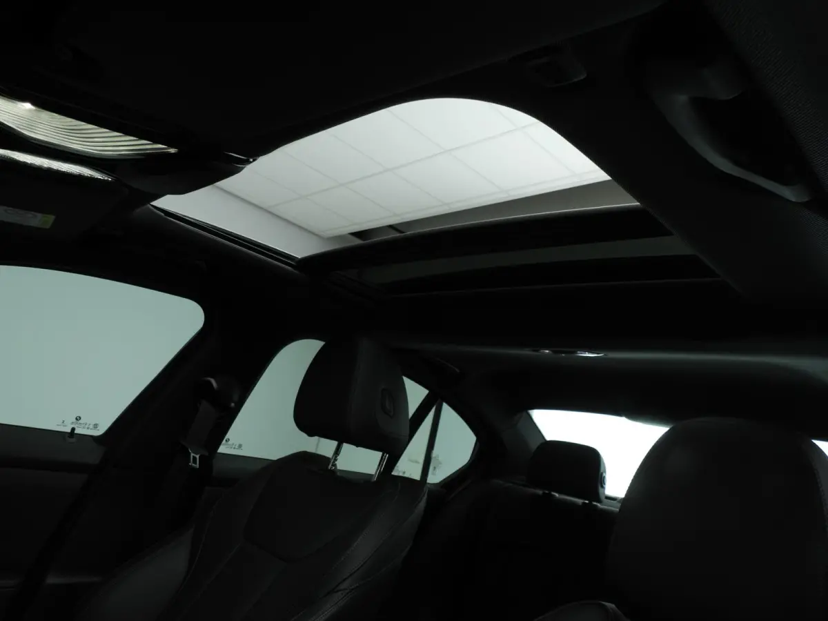 318i | M-Sportpakket | LED | Navigatie | Schuifdak | Trekhaak | Stoelverwarming | DAB | Alu 18 inch