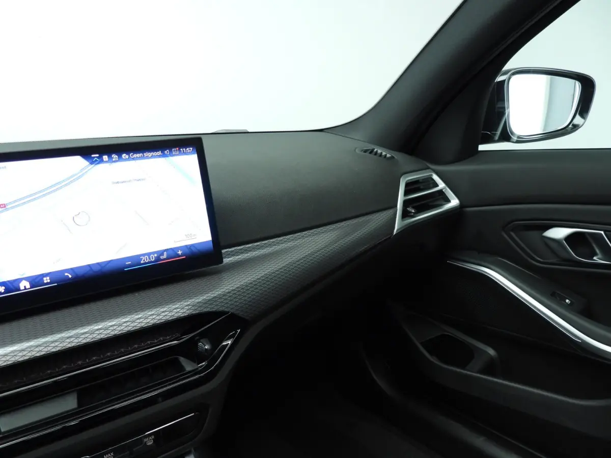318i | M-Sportpakket | LED | Navigatie | Schuifdak | Trekhaak | Stoelverwarming | DAB | Alu 18 inch