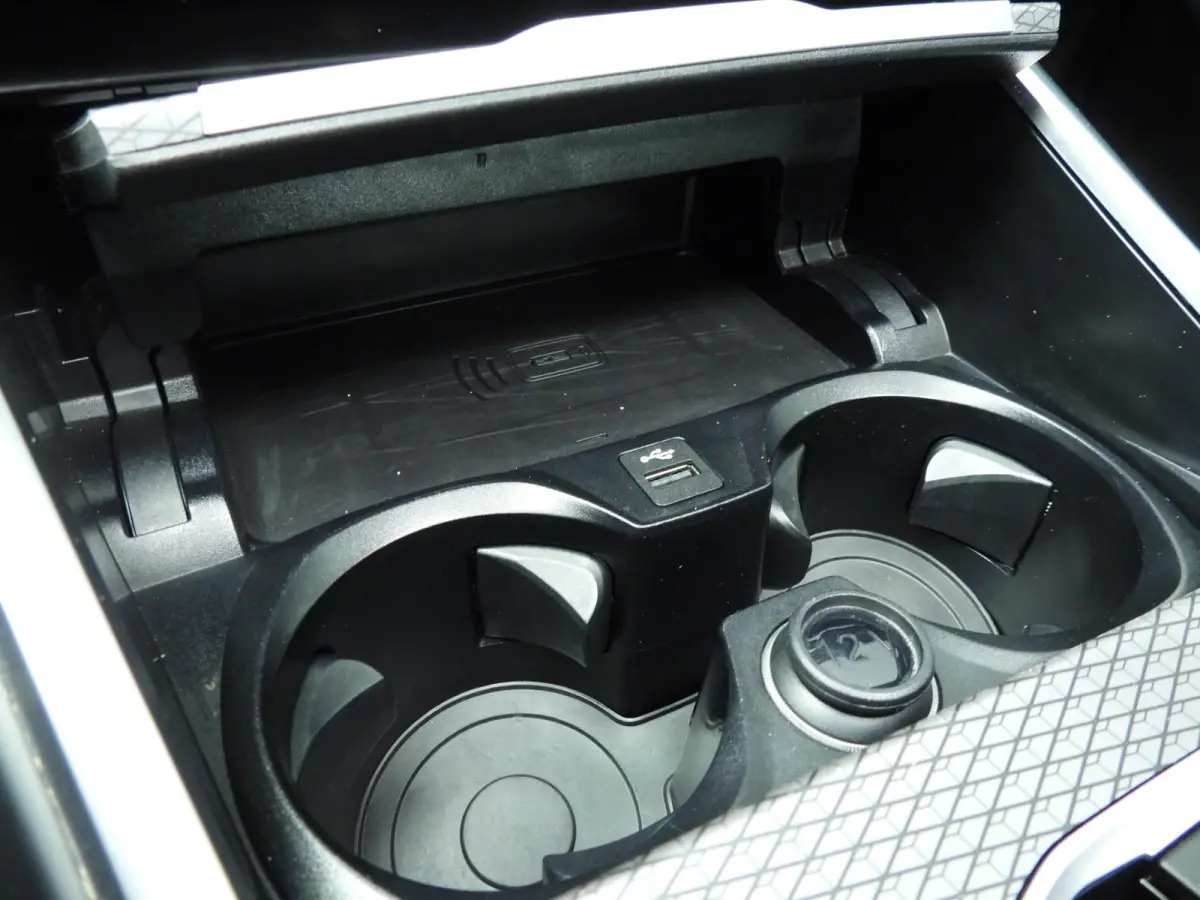 318i | M-Sportpakket | LED | Navigatie | Schuifdak | Trekhaak | Stoelverwarming | DAB | Alu 18 inch