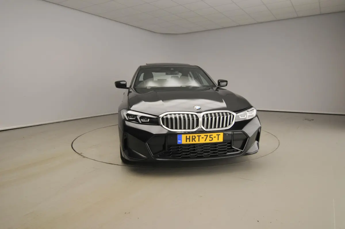 318i | M-Sportpakket | LED | Navigatie | Schuifdak | Trekhaak | Stoelverwarming | DAB | Alu 18 inch