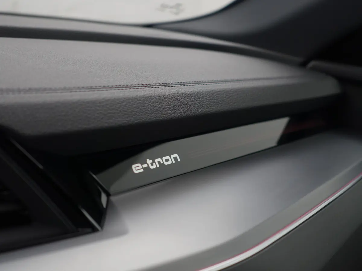 e-tron 55 quattro advanced 95 kWh- Panoramadak, CarPlay, Ada Cruise, Sfeerverlichting, Camera, Memory, Design Leder Interieur