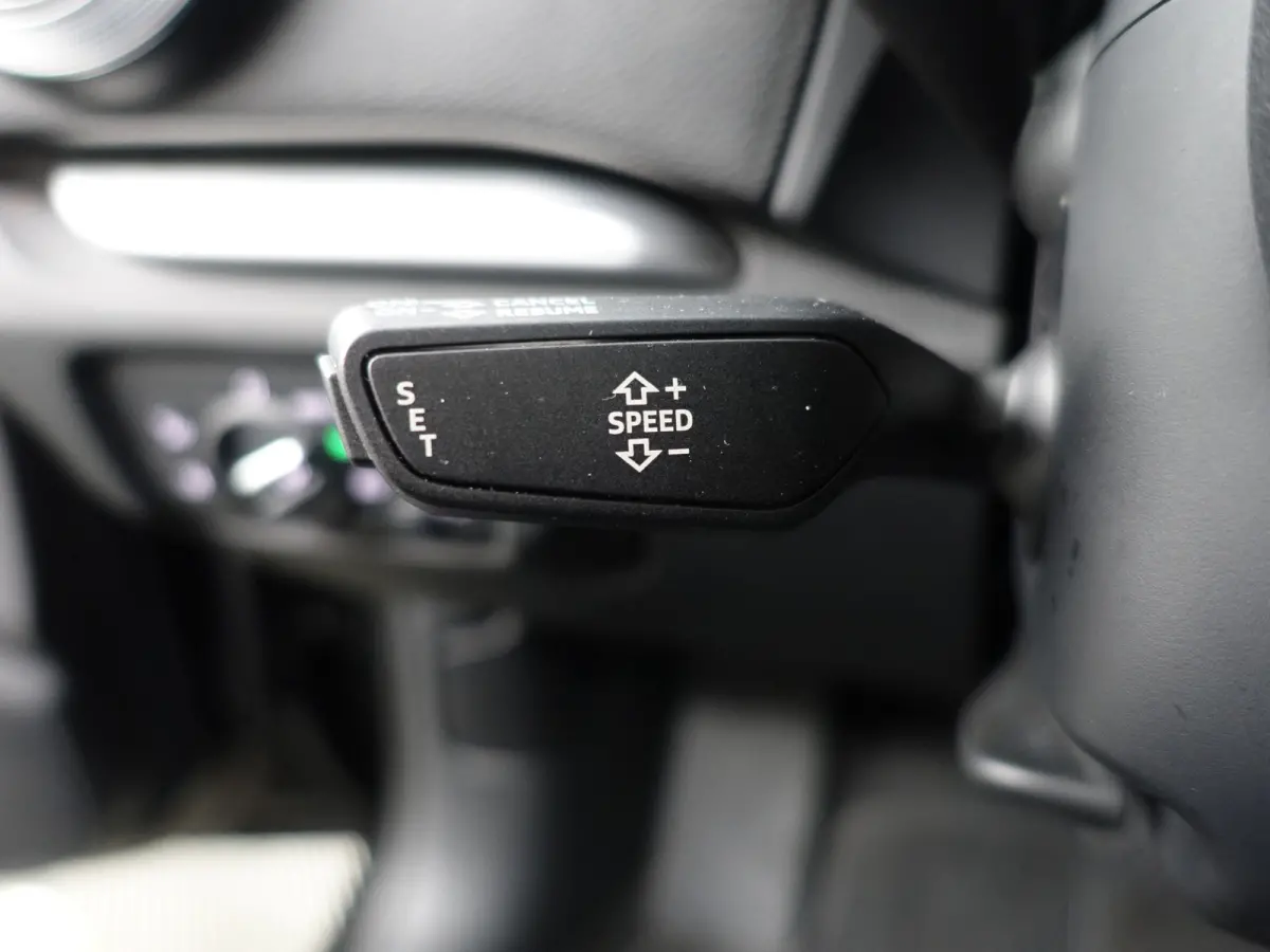 1.0 TFSI S Line Aut- Panoramadak, Xenon led, Black optic, Dynamic select, Sport Interieur