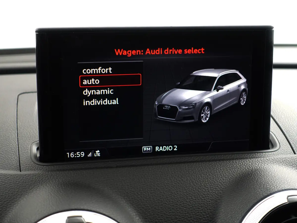 1.0 TFSI S Line Aut- Panoramadak, Xenon led, Black optic, Dynamic select, Sport Interieur