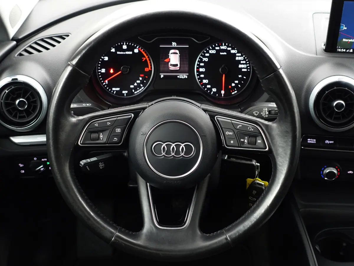 1.0 TFSI S Line Aut- Panoramadak, Xenon led, Black optic, Dynamic select, Sport Interieur