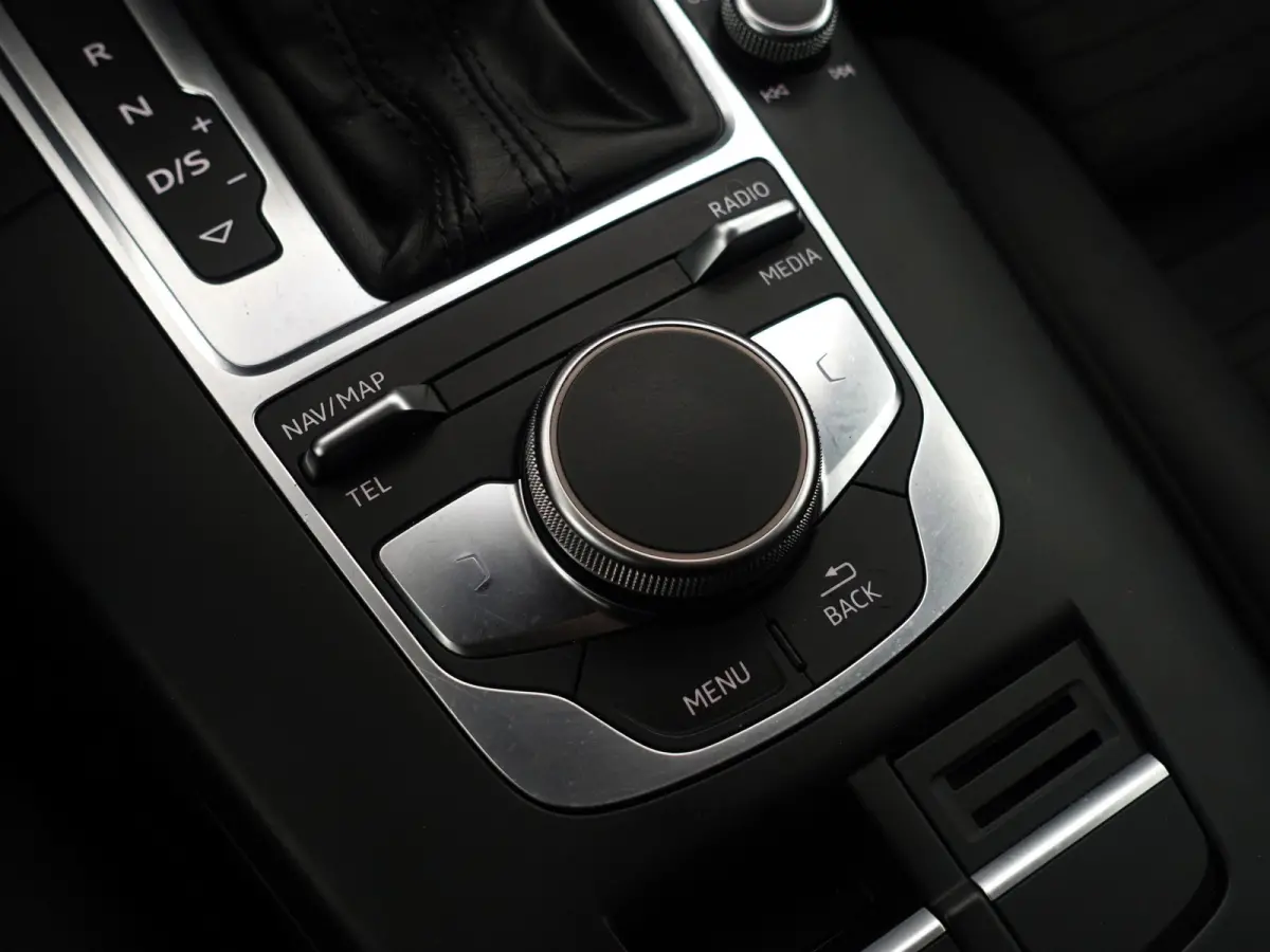 1.0 TFSI S Line Aut- Panoramadak, Xenon led, Black optic, Dynamic select, Sport Interieur