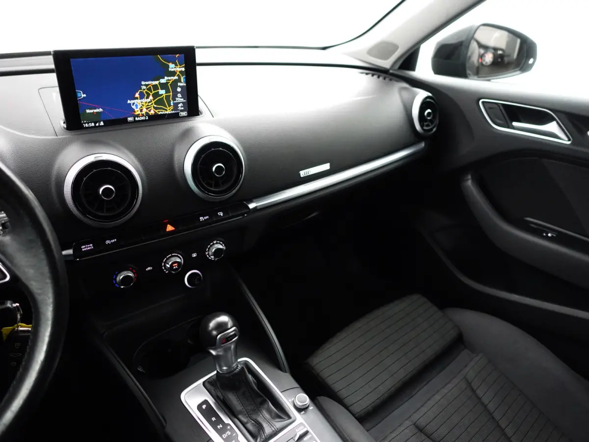 1.0 TFSI S Line Aut- Panoramadak, Xenon led, Black optic, Dynamic select, Sport Interieur